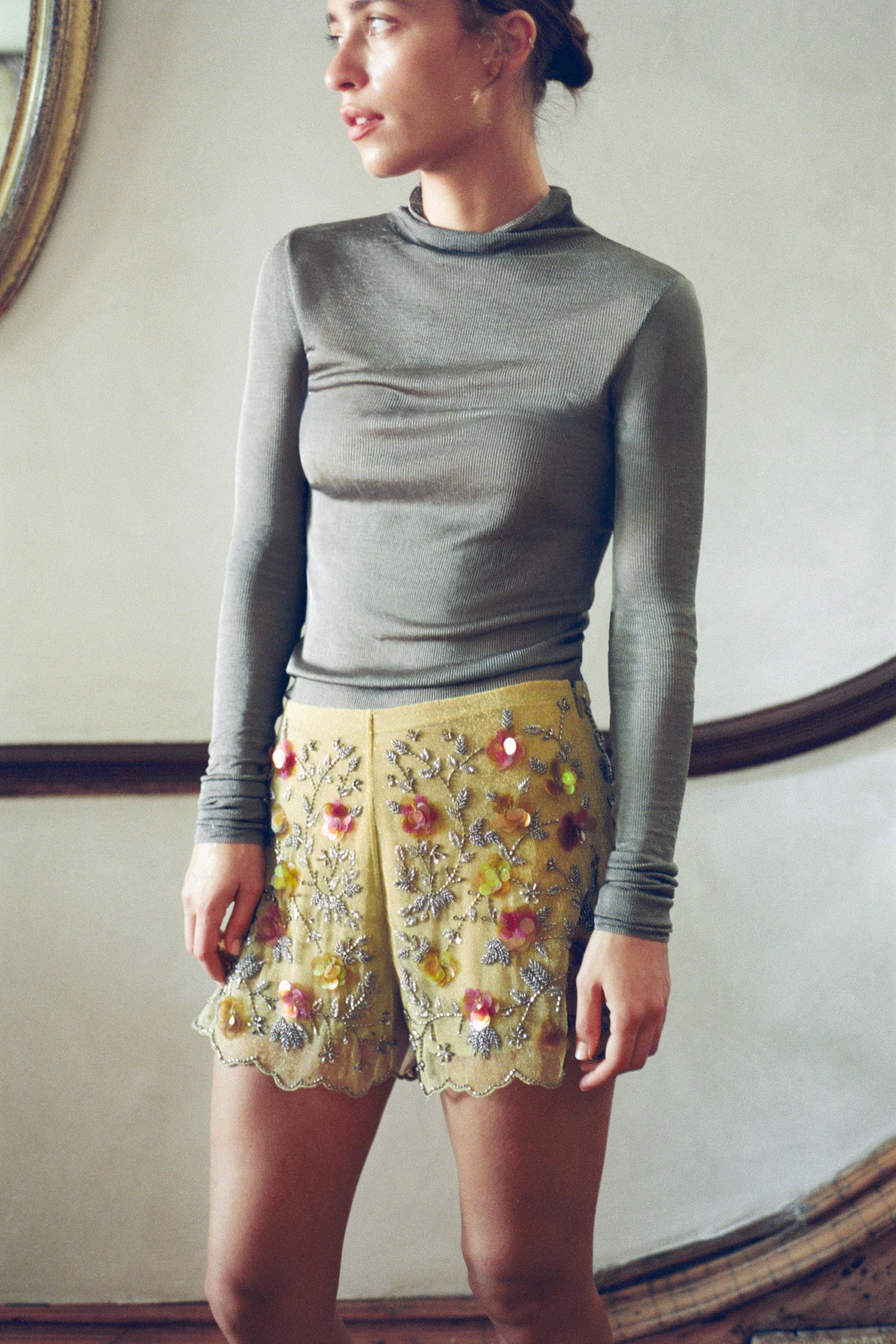 SHORT BRODÉ AUX MOTIFS FLORAUX